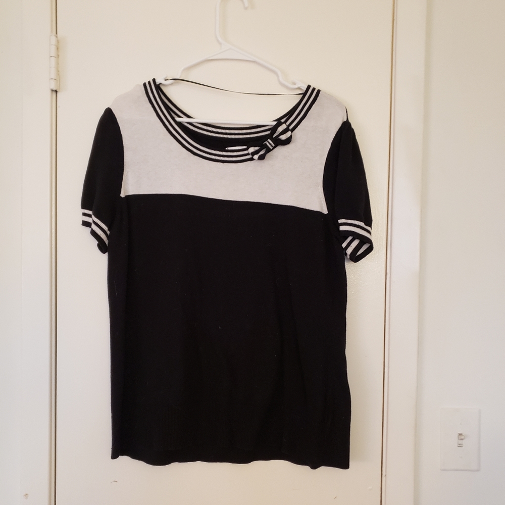 Short-sleeve knit top w/adorable bow detail